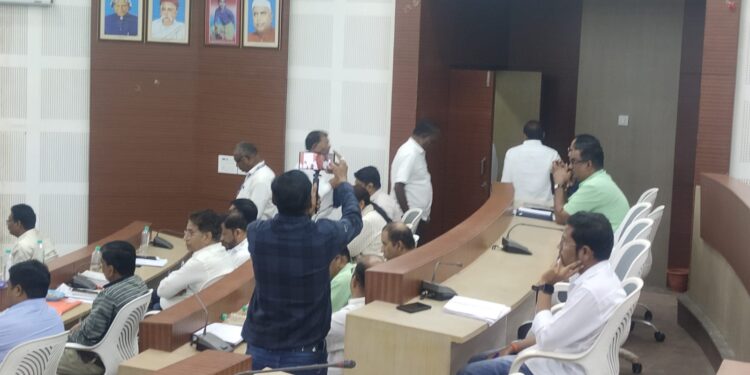 जि.प.अभियंत्यांवर कारवाई कोटींची निघाली बीले चौघा सदस्यांचे स्थायी सभेतून ‘वॉकआऊट’