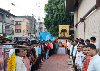 तृतीय वर्षपूर्ती निमित्ताने शिवछत्रपती स्मारकावर वेदमंत्रांनी सामूहिक दुग्धाअभिषेक- पूजन