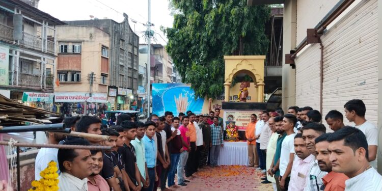 तृतीय वर्षपूर्ती निमित्ताने शिवछत्रपती स्मारकावर वेदमंत्रांनी सामूहिक दुग्धाअभिषेक- पूजन