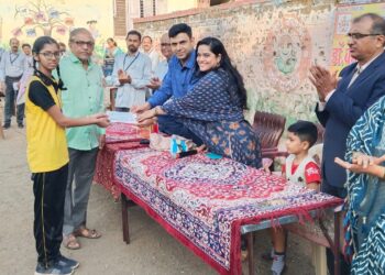 डॉ.ठाकरे दांपत्याने मातृ-पित्रू छत्र  हरपलेल्या विद्यार्थिनीचे पालकत्व स्विकारले