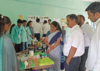 पूज्य साने गुरुजी कनिष्ठ महाविद्यालयातील विद्यार्थ्यांनी सादर केले पोस्टर प्रदर्शन