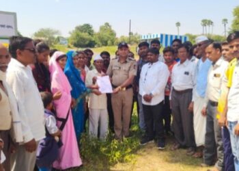 भुजगाव ग्रामपंचायत परिक्षेत्रात दारूविक्री बंदीचा ठराव पोलीस प्रशासनाला सुपूर्द