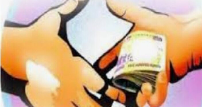 फिटनेस प्रमाणपत्रासाठी 10 हजार लाच मागणाऱ्या दोघांना जिल्हा रुग्णालयात रंगेहाथ अटक