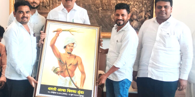 नंदुरबारचे पालकमंत्री ना.अनिल पाटील यांचा क्रांतीवीर बिरसा मुंडांची प्रतिमा देवून राष्ट्रवादीतर्फे सत्कार