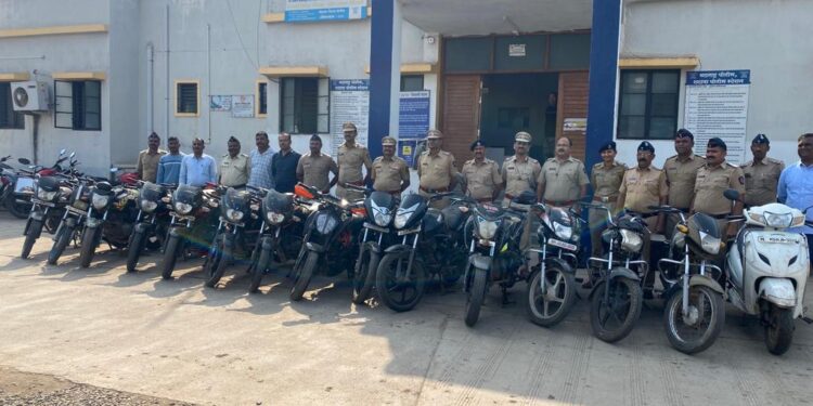 मोटार सायकल चोरट्यांच्या टोळीला शहादा पोलीसांनी ठोकल्या बेड्या, 15 दुचाकी जप्त, 10 गुन्ह्यांची उकल
