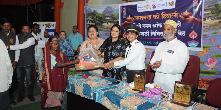 रोटरी क्लब ऑफ नंदनगरीचा मानवता की दिवाली हा उपक्रम स्तुत्य : जिल्हाधिकारी मनीषा खत्री