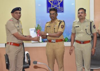 पोलीस दलातील अधिकारी व अंमलदार यांचा पोलीस अधीक्षक पी. आर. पाटील यांच्या हस्ते सन्मान