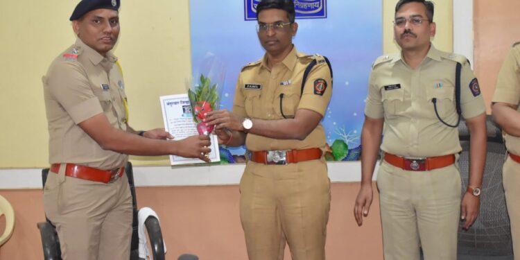 पोलीस दलातील अधिकारी व अंमलदार यांचा पोलीस अधीक्षक पी. आर. पाटील यांच्या हस्ते सन्मान