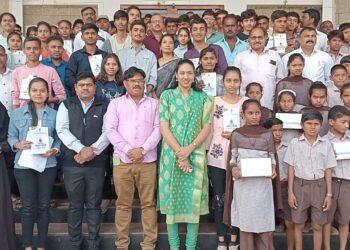 जिल्हा परिषद अध्यक्षा डॉ. सुप्रिया गावित यांच्या हस्ते विद्यार्थ्यांना टॅब वाटप