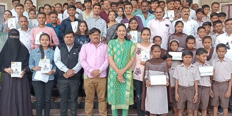 जिल्हा परिषद अध्यक्षा डॉ. सुप्रिया गावित यांच्या हस्ते विद्यार्थ्यांना टॅब वाटप