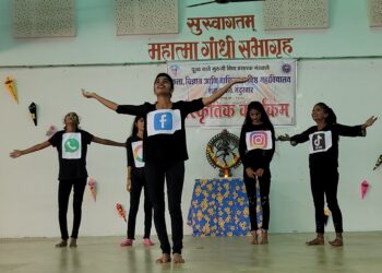 कनिष्ठ महाविद्यालयातील विद्यार्थ्यांनी केले कलागुणांचे सादरीकरण