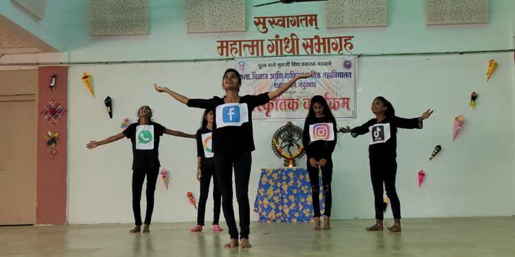 कनिष्ठ महाविद्यालयातील विद्यार्थ्यांनी केले कलागुणांचे सादरीकरण