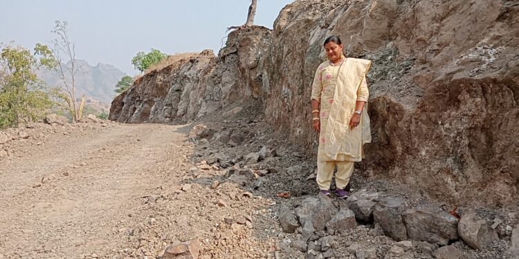 अतिदुर्गम भादल गावाला खा. डॉ. हिना गावित यांच्यामुळे स्वातंत्र्यानंतर प्रथमच मिळाला पक्का रस्ता