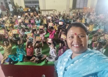 नंदुरबारला खा.डॉ.हिना गावित  यांच्या हस्ते विद्यार्थ्यांना फटाके वाटप