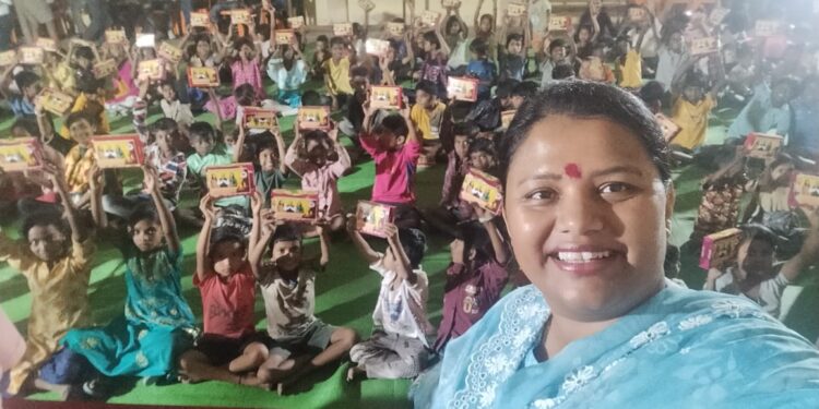 नंदुरबारला खा.डॉ.हिना गावित यांच्या हस्ते विद्यार्थ्यांना फटाके वाटप