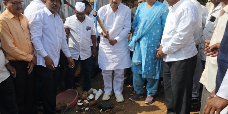 आदिवासी विकास मंत्री डॉ. विजयकुमार गावित व खा. डॉ. हिना गावित यांचा साक्री तालुक्यात विकास कामांचा धडाका