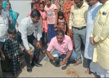 करणीचे नारळ अंनिस कार्यकर्त्यांनी फोडून खाल्ले