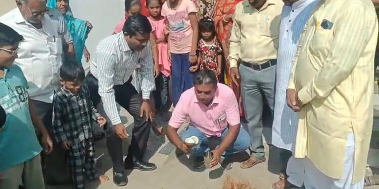 करणीचे नारळ अंनिस कार्यकर्त्यांनी फोडून खाल्ले