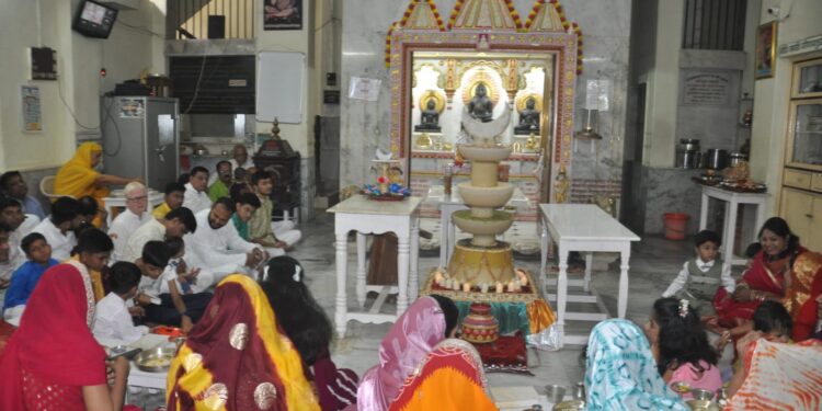 दिगंबर जैन समाजातर्फे महावीर स्वामी  निर्वाण महोत्सवानिमित्त 75 किलोचा लाडू