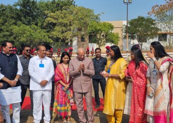 राज्यपाल, मुख्यमंत्री यांच्या समोर मंत्री डॉ. गावित यांनी मांडला तापी, बुराई पाणी योजनेचा प्रश्न