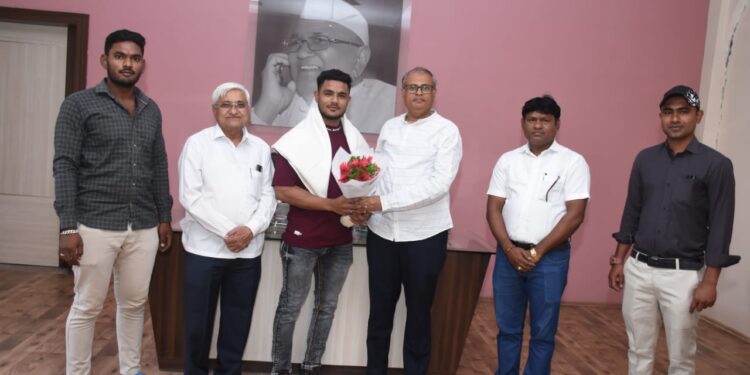 बॉडी-बिल्डिंग स्पर्धेत सुवर्ण पदक विजेत्या सैय्यद फैजानचा सत्कार