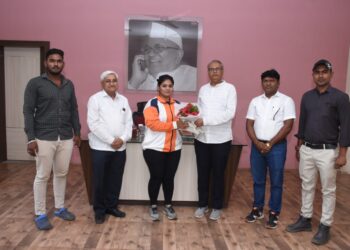 विद्यापीठ स्तरीय वेट लिफ्टींग स्पर्धेत सुवर्णपदक विजेती जागृती पाटील हिचा सत्कार‌