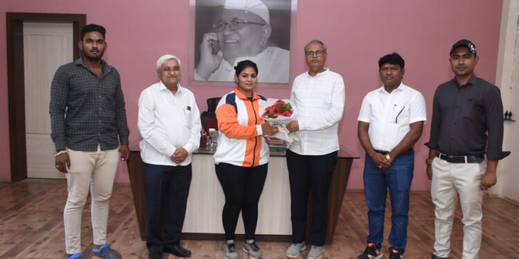 विद्यापीठ स्तरीय वेट लिफ्टींग स्पर्धेत सुवर्णपदक विजेती जागृती पाटील हिचा सत्कार
