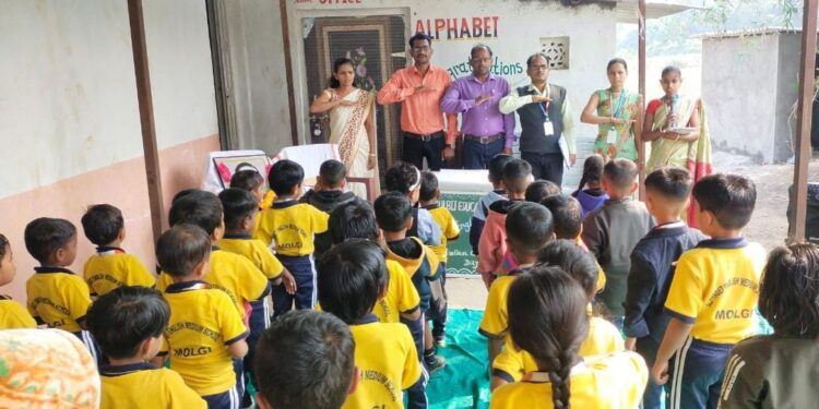 मोलगीच्या अल्फाबेट इंग्लिश मीडियम स्कूलमध्ये संविधान दिवस साजरा