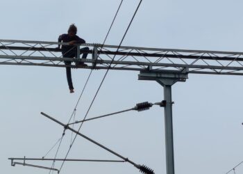 नंदुरबार रेल्वे स्थानकावरील थरार: उच्च दाबाच्या वाहिनीवर तरुण चढल्याने रेल्वे सेवा तासभर विस्कळीत