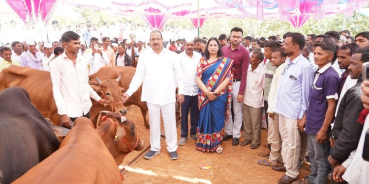 आदिवासी बांधवांच्या सक्षमीकरणासाठी स्थानिक रोजगार निर्मितीस अधिक चालना देणार : मंत्री डॉ. विजयकुमार गावित