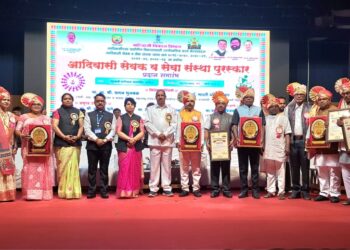 आदिवासी सेवक व आदिवासी सेवा संस्था राज्य पुरस्कारांचे शानदार समारंभात वितरण