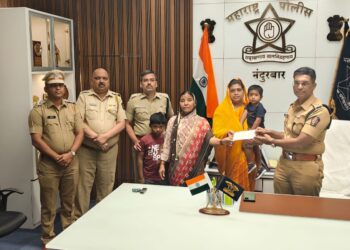 अपघाती मृत्यू झालेल्या पोलीस कर्मचाऱ्याच्या कुटुंबीयांना साडे तीन लाखाचा मदतनिधी