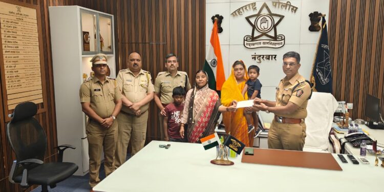 अपघाती मृत्यू झालेल्या पोलीस कर्मचाऱ्याच्या कुटुंबीयांना साडे तीन लाखाचा मदतनिधी