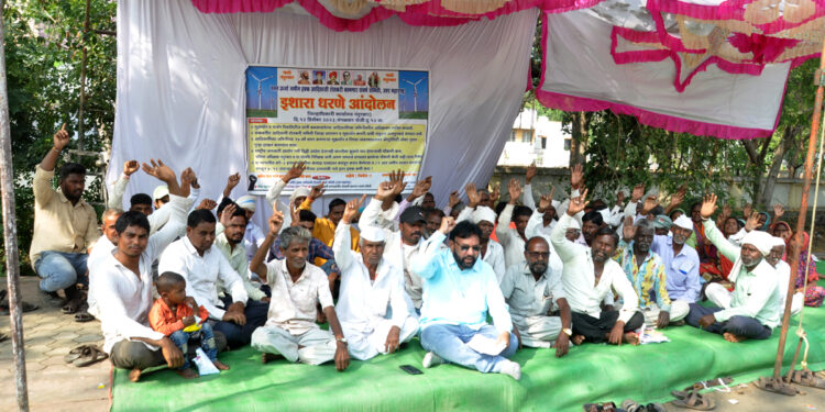 पवन ऊर्जा जमीन हक्क आदिवासी संघर्ष समितीचे एकदिवशी उपोषण