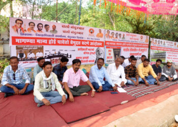 जिल्हाधिकारी कार्यालयासमोर शिवसेना उबाठा गटातर्फे धरणे आंदोलन