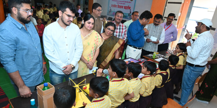 शालेय विज्ञान प्रदर्शनातून होतो विद्यार्थ्यांच्या संशोधक वृत्तीचा विकास : शिक्षणाधिकारी सतीष चौधरी