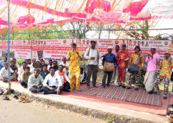 शासनाच्या विरोधात उबाठा शिवसेनेचे आदिवासींचे  पारंपारिक तुरवाद्य वाजवून आंदोलन