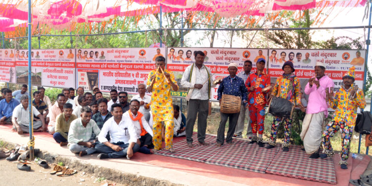 शासनाच्या विरोधात उबाठा शिवसेनेचे आदिवासींचे पारंपारिक तुरवाद्य वाजवून आंदोलन