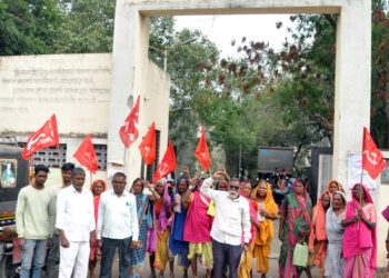 146 खासदारांना निलंबित करणाऱ्या केंद्र सरकारच्या विरोधात मार्क्सवादी कम्युनिस्ट पक्षातर्फे निषेध आंदोलन