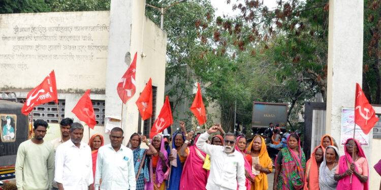 146 खासदारांना निलंबित करणाऱ्या केंद्र सरकारच्या विरोधात मार्क्सवादी कम्युनिस्ट पक्षातर्फे निषेध आंदोलन