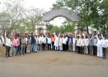 स्वस्त धन्य दुकानदार व केरोसीन परवानाधारक महासंघातर्फे विविध मागण्यांसाठी जिल्हाधिकारी कार्यालयासमोर धरणे आंदोलन