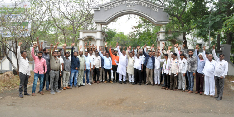 स्वस्त धन्य दुकानदार व केरोसीन परवानाधारक महासंघातर्फे विविध मागण्यांसाठी जिल्हाधिकारी कार्यालयासमोर धरणे आंदोलन