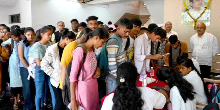 जिजामाता महाविद्यालयात सिकलसेल तपासणी