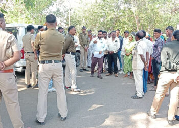 जिल्हाधिकारी कार्यालयासमोर शेतकऱ्यांचा आत्मदहनाचा प्रयत्न