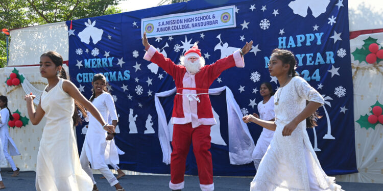 नृत्यात सहभागी झाला सांताक्लॉज