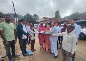 नैसर्गिक आपत्तीत मृत्यू झालेल्या पीडीताच्या  कुटुंबीयांना आमदार ॲड.के सी पाडवी यांच्या हस्ते धनादेश वाटप