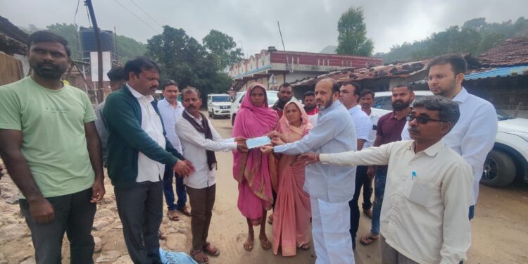 नैसर्गिक आपत्तीत मृत्यू झालेल्या पीडीताच्या  कुटुंबीयांना आमदार ॲड.के सी पाडवी यांच्या हस्ते धनादेश वाटप