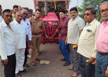 अभिनव उपक्रम : ऊस वाहतूक करणाऱ्या वाहनांना रिफ्लेक्टर लावण्याच्या उपक्रम