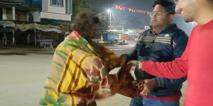 कडाक्याच्या थंडीत उघड्यावर झोपलेल्यांना ब्लॅंकेट वाटप,तळोदा येथील सहयोग सोशल ग्रुपचे माणुसकीचे दर्शन