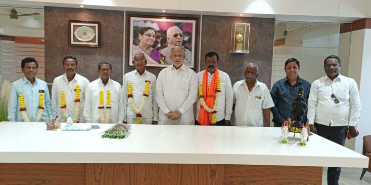 कुढावद ग्रामपंचायत पदाधिकाऱ्यांच्या शिवसेना नेते,माजी आ. चंद्रकांत रघुवंशी यांच्या हस्ते सत्कार